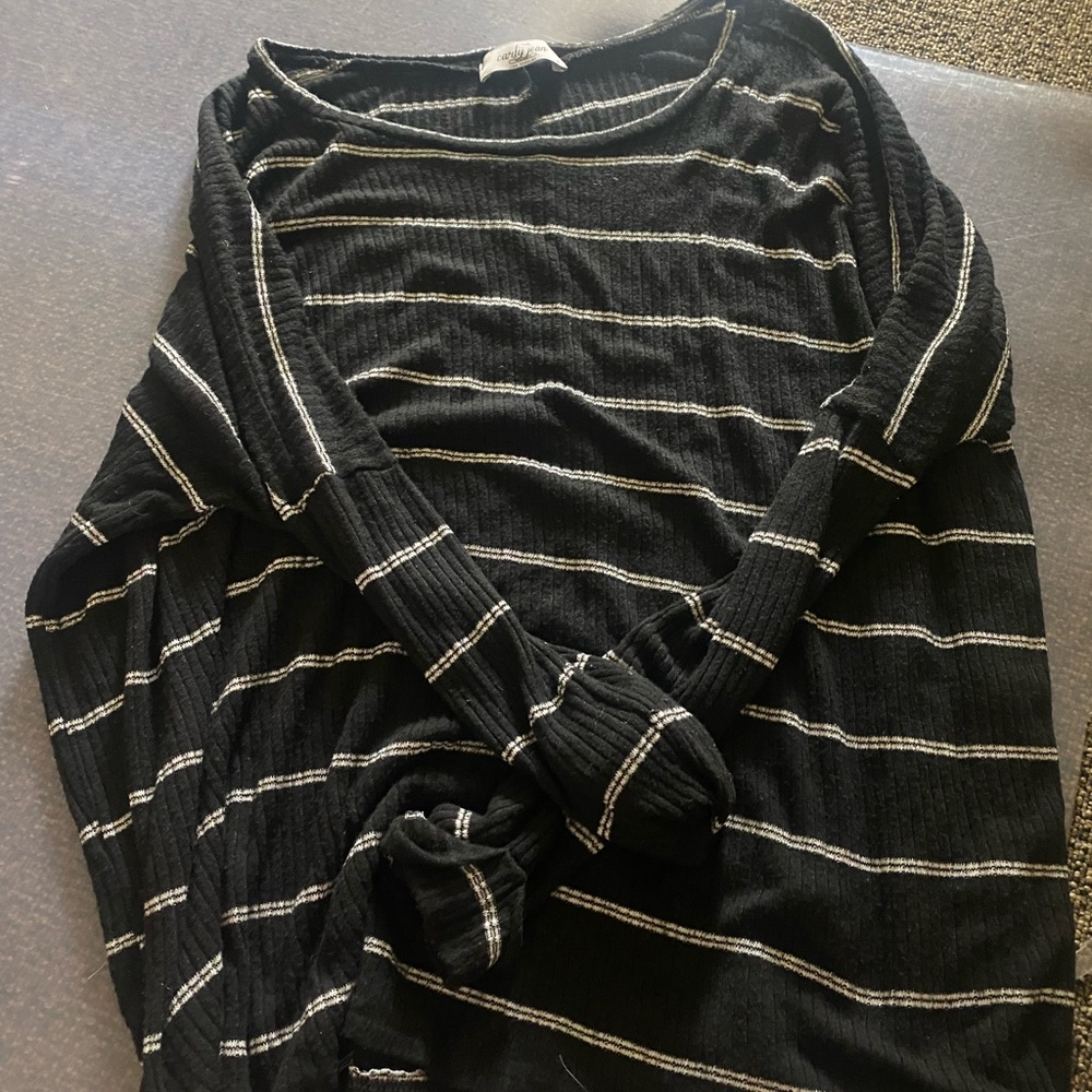 Carly Jean LA sweater size small